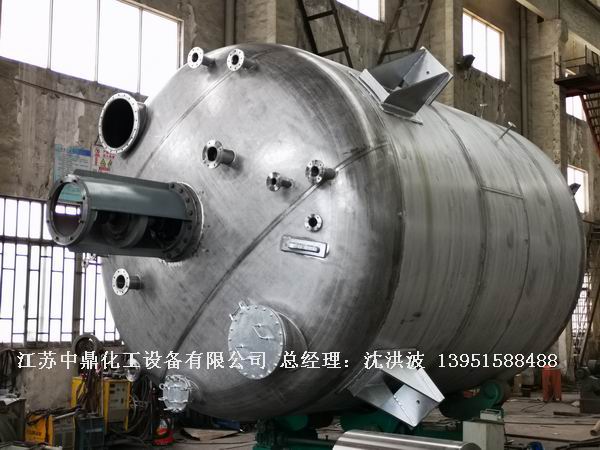 50立方/30立方不銹鋼反應(yīng)釜 內(nèi)盤管式蒸餾釜制造現(xiàn)場